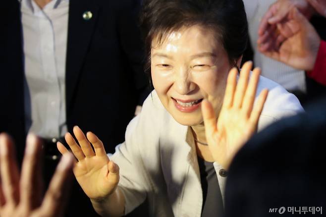 (대전=뉴스1) 김기태 기자 = 박근혜 전 대통령이 25일 대전 서구 이장우 국민의힘 대전시장 후보 선거사무소를 방문하고 있다. (공동취재) 2026.5.25/뉴스1 Copyright (C) 뉴스1. All rights reserved. 무단 전재 및 재배포, AI학습 이용 금지. /사진=(대전=뉴스1) 김기태 기자