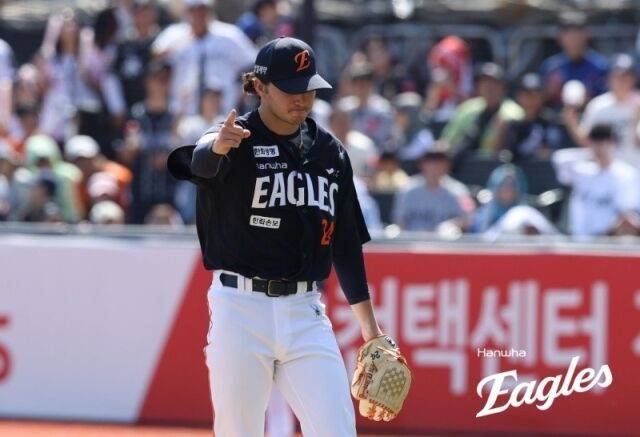 한화 이글스 오웬 화이트가 16일 수원 KT 위즈파크에서 열린 KT 위즈와의 원정경기서 투구 후 마운드에서 내려가고 있다./한화 이글스 제공
