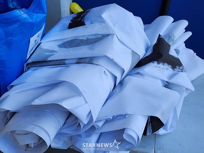 경기장 입장 전 경호 측에서 압수한 공동응원단 현수막. '고향의 봄' 가사가 적혀있었다. /사진=박건도 기자
