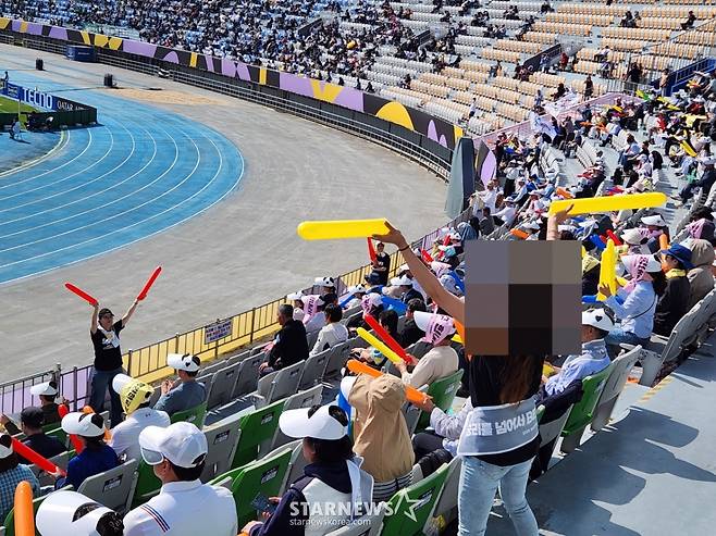 내고향여자축구단 관중석. 치어리더 및 응원단까지 대동해 응원하는 모습. /사진=박건도 기자