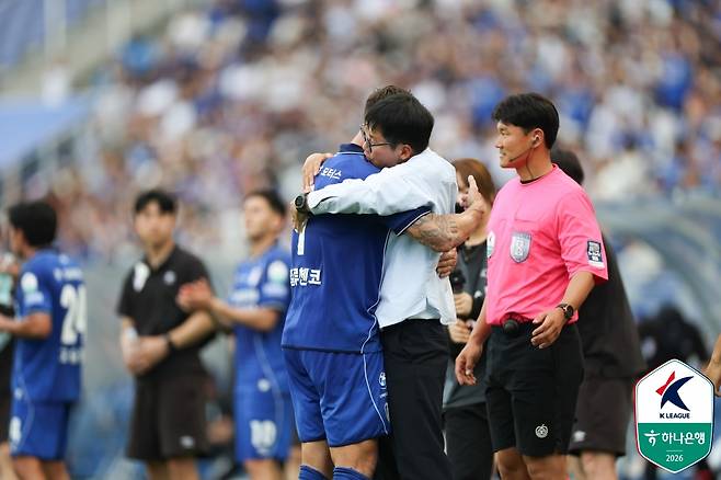 이정효 수원 삼성 감독이 25일 오후 4시 30분 수원월드컵경기장에서 열린 하나은행 K리그2 2026 13라운드 경기를 지켜보고 있다. /사진=한국프로축구연맹 제공