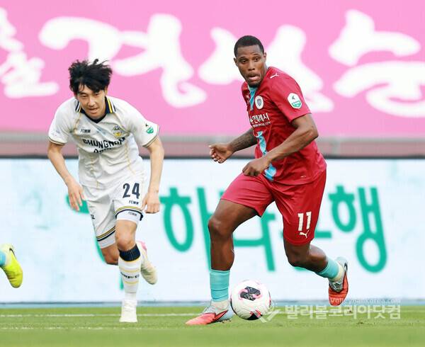 용인FC 가브리엘, 드리볼 공격.(사진=김경수 기자/ 2026.5.24.)