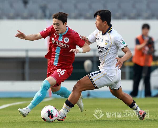 용인FC 김한서, 드리볼 공격.(사진=김경수 기자/ 2026.5.24.)
