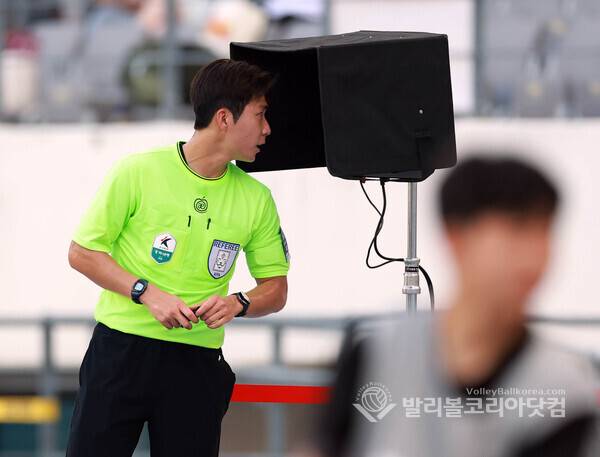 주심이 경기상황을 VAR 판독을 하는 모습.(사진=김경수 기자/ 2026.5.24.)