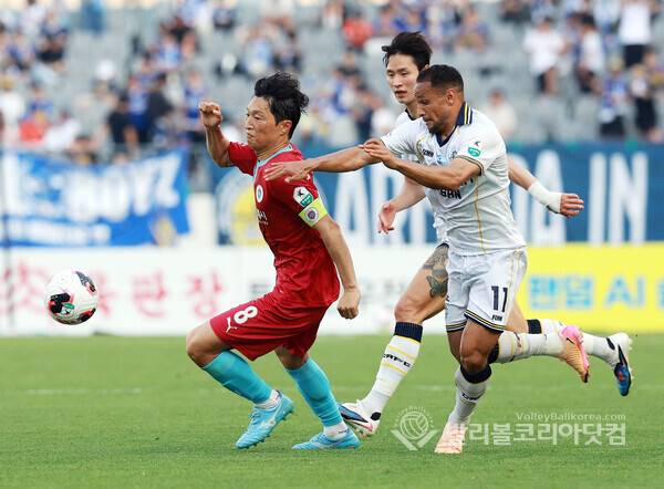 용인FC 최영준, 드리볼 공격.(사진=김경수 기자/ 2026.5.24.
