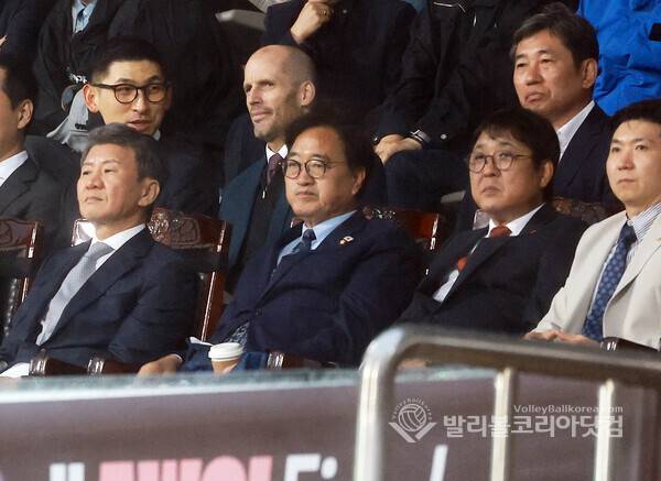대한축구협회 정몽규 회장, 우원식 국회의장, 문화체육관광부 최휘영 장관, 대한체육회 유승민 회장를 경기를 지켜보고 있다. 정몽규 축협회장 뒷편에는 쿠팡 해럴드 로저스 대표이사가 보인다.(사진=김경수 기자/2026.5.20.)