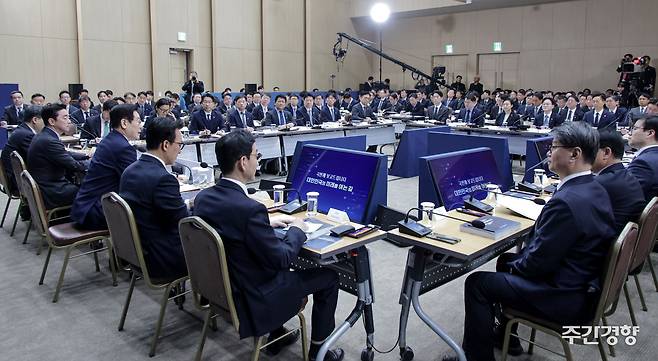 이재명 대통령이 2025년 12월 17일 세종시 정부세종컨벤션센터에서 열린 산업통상자원부·지식재산처·중소벤처기업부 업무 보고를 받고 있다. 대통령실사진기자단