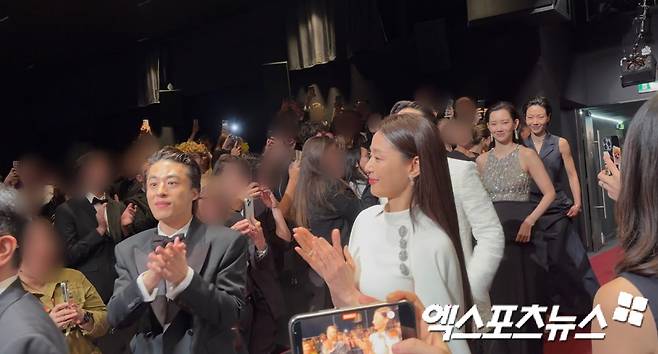 뤼미에르 대극장에 입장 중인 '군체' 팀.