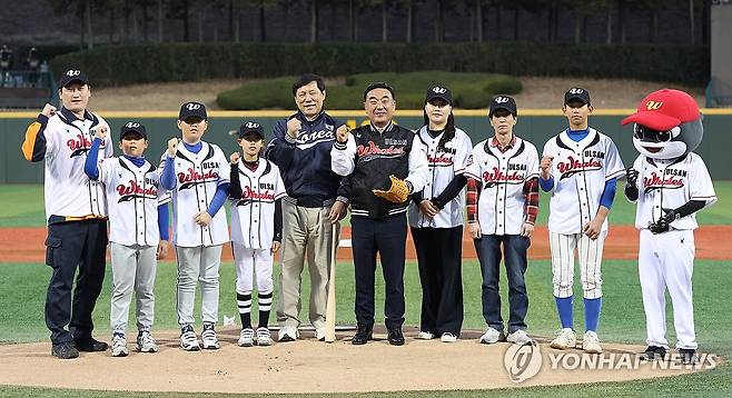 시민과 기념 촬영하는 김두겸 울산시장·허구연 KBO 총재 (울산=연합뉴스) 김용태 기자 = 20일 울산 문수야구장에서 열린 프로야구 KBO 퓨처스(2군)리그 울산 웨일즈의 창단 첫 홈 개막전에서 김두겸 울산시장과 허구연 KBO 총재가 시구와 시타를 마치고 시민과 기념 촬영하고 있다. 2026.3.20 yongtae@yna.co.kr
