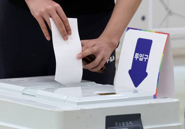 제21대 대통령선거일인 지난해 5월 3일 광주광역시 북구 일곡동행정복지센터에 마련된 제2투표소에서 한 주민이 한표를 행사하고 있다. 김양배 기자