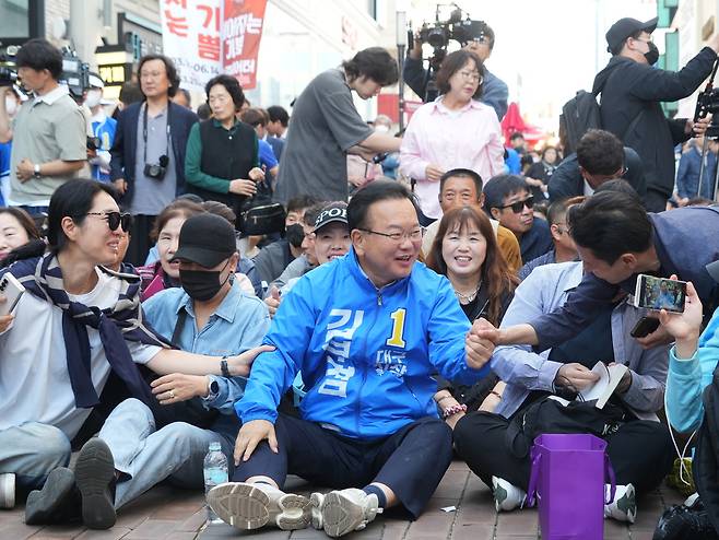 더불어민주당 김부겸 대구시장 후보가 지난 23일 대구 중구 동성로 옛 한일극장 앞 광장에서 열린 유세에서 시민들과 길거리에 앉아 시민들과 소통하고 있다. /김부겸 후보 캠프 제공