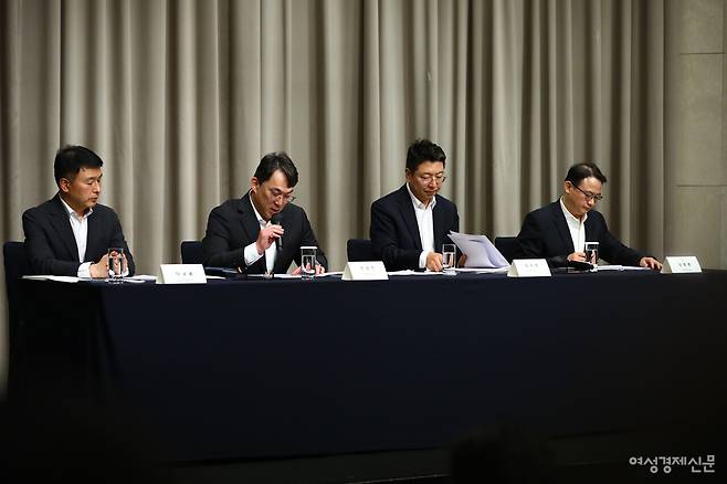 정용진 신세계그룹 회장이 스타벅스의 '탱크데이' 논란에 대해 직접 사과한 26일 서울 강남구 조선팰리스 호텔에서 신세계그룹 임원들이 진상조사 결과를 발표하고 있다. (왼쪽부터) 신세계그룹 이규봉 경영지원총괄 전무, 전상진 경영총괄 부사장, 김수완 대외협력본부장 부사장, 양종환 감사팀장 상무 /류빈 기자