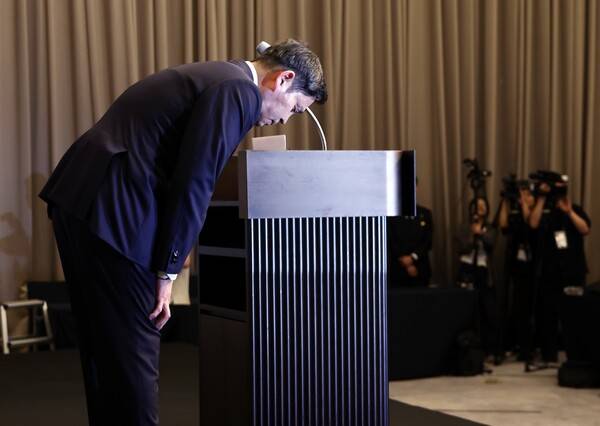 정용진 신세계그룹 회장이 26일 서울 강남구 조선팰리스 호텔에서 열린 스타벅스 '탱크데이' 사태 관련 기자회견에서 인사를 하고 있다. 2026.5.26 연합뉴스