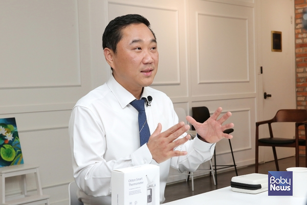 김재영 (주)오티톤메디컬 대표가 베이비뉴스와 진행한 데스크가 만난 사람 인터뷰에서 AI 기반 스마트 체온계 '닥터인홈(Doctor In Home)'에 대해 단순히 체온만 측정하는 것이 아니라 영상까지 확인하고, 복용 중인 약 관리까지 가능한 제품이라고 전했다. 이효상 기자 ⓒ베이비뉴스