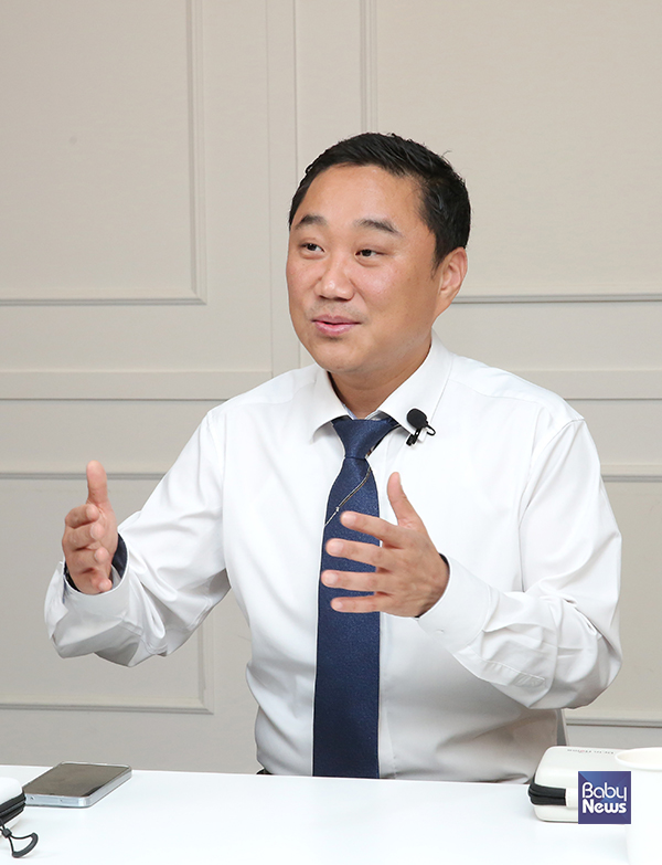 김재영 (주)오티톤메디컬 대표는 베이비뉴스와 진행한 데스크가 만난 사람 인터뷰에서 AI 기반 스마트 체온계 '닥터인홈(Doctor In Home)'의 궁극적인 목표에 대해 "부모가 집에서도 아이 상태를 이해하고, 의사처럼 아이를 돌볼 수 있도록 돕는 것, 그것이 저희 제품의 가장 큰 목표"라고 전했다. 이효상 기자 ⓒ베이비뉴스