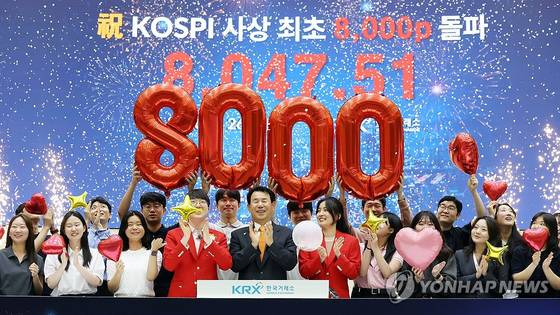 26일 서울 중구 하나은행 딜링룸 현황판에 코스피 등이 표시되고 있다. 이날 코스피는 전 거래일 대비 199.80포인트(2.55%) 오른 8,047.51에 장을 마쳤다. 〈사진=연합뉴스〉