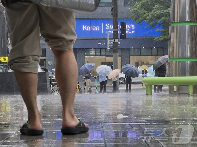 20일 서울 강남구 삼성동 코엑스에 비가 내리자 시민들이 우산을 펼쳐들고 있다. 2026.5.20 ⓒ 뉴스1 황덕현 기후환경전문기자