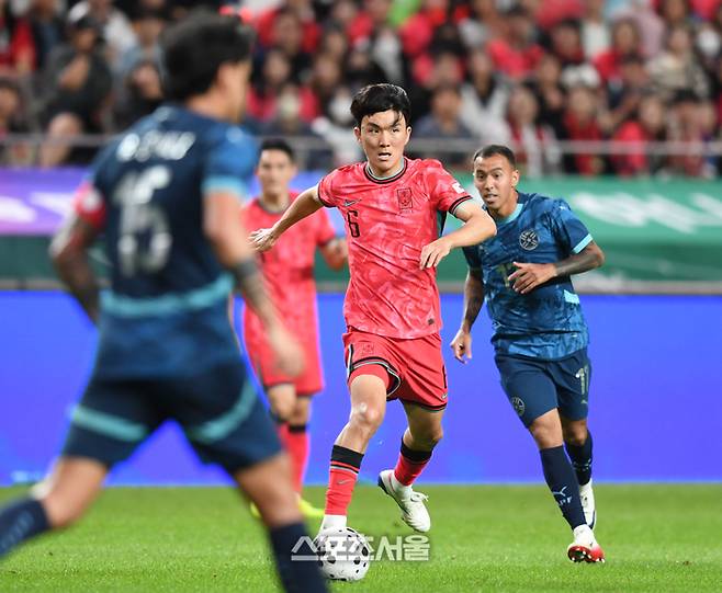 황인범이 지난해 10월14일 서울월드컵경기장에서 열린 남자 축구 국가대표 평가전 파라과이와 경기에서 상대를 따돌리고 드리블을 하고 있다. 최승섭기자 thunder@sportsseoul.com