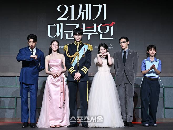 노상현, 공승연, 변우석, 아이유, 노상현, 이연(왼쪽부터)이 지난 6일 조선 팰리스 서울 강남에서 열린 MBC 새 금토드라마 ‘21세기 대군부인’ 제작발표회에서 포즈를 취하고 있다. 사진 | 최승섭기자