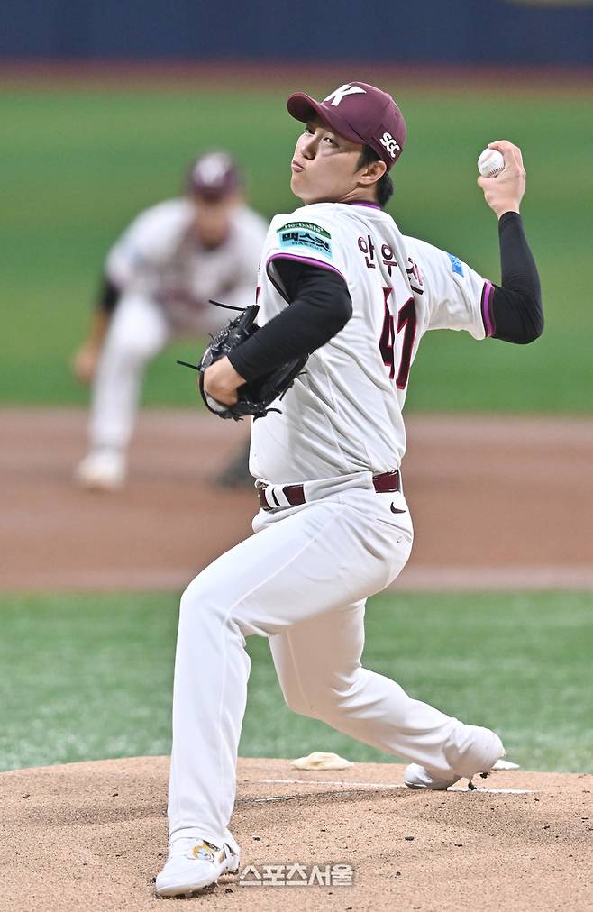 키움 선발투수 안우진이 14일 서울 고척스카이돔에서 열린 2026 KBO리그 한화전에서 역투하고 있다. 고척 | 최승섭기자 thunder@sportsseoul.com