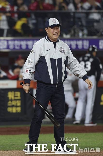 장종훈은 한화 이글스가 배출한 최초의 레전드 스타다. 그가 뛰던 1999년 한화는 처음이자 마지막으로 한국시리즈에서 우승했다. 2025년 한국시리즈에서 시타를 하고 활짝 웃는 장종훈. /뉴시스