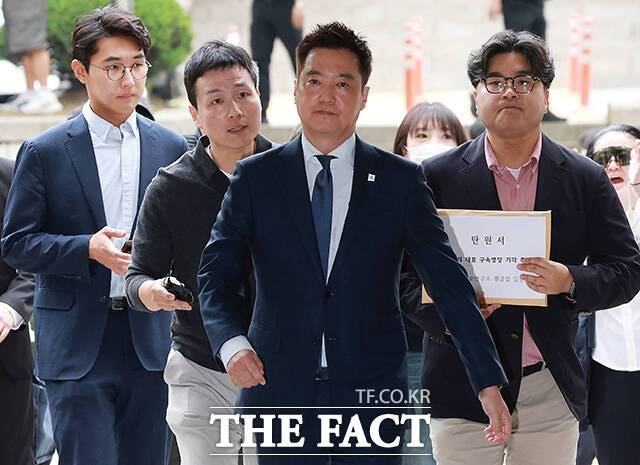 배우 김수현 씨의 명예를 훼손한 혐의를 받고 있는 김세의 가로세로연구소 대표가 26일 오전 서울 서초구 서울중앙지법에서 열린 구속 전 피의자 심문(영장실질심사)에 출석하고 있다. /박상민 기자