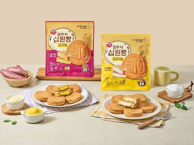 오뚜기가 길거리 간식의 맛과 감성을 담은 냉동 베이커리 신제품 '경주식 십원빵' 2종(오리지널·고구마)을 출시했다고 26일 밝혔다. 오뚜기 제공