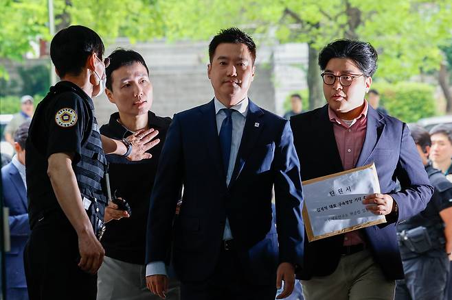 김세의 가로세로연구소(가세연) 대표가 26일 오전 서울 서초구 중앙지방법원에서 성폭력처벌법 위반 및 명예훼손 등 혐의 구속영장 실질심사에 출석하고 있다./뉴스1
