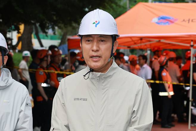 오세훈 국민의힘 서울시장 후보가 26일 오후 붕괴사고가 발생한 서울 서대문구 서소문 고가 철거 현장을 찾아 관련 입장을 밝히고 있다. /뉴스1