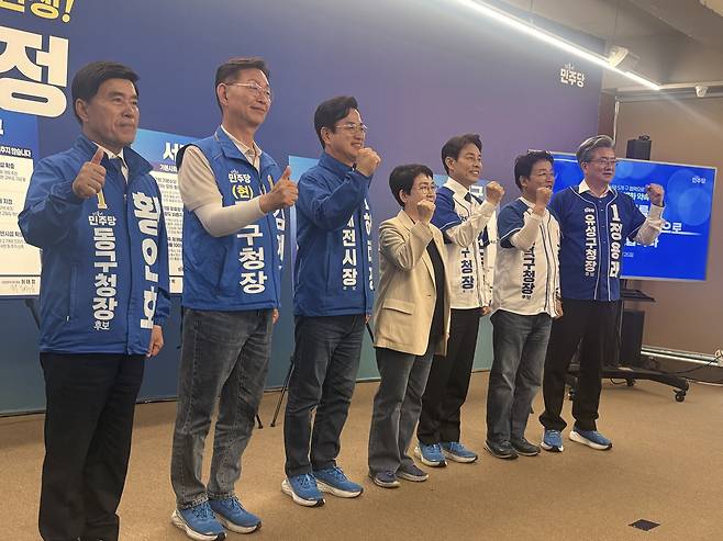 26일 더불어민주당 허태정 대전시장 후보(왼쪽 세 번째)와 박정현 대전시당 위원장(가운데), 대전 5개 구청장 후보들이 기자회견을 갖고 6·3 지방선거 필승을 다짐하고 있다. 최다인 기자