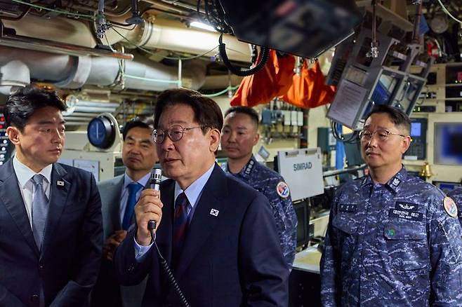 이재명 대통령이 26일 경남 창원시 진해구 잠수함 사령부에서 열린 '제1회 미래국방전략위원회'를 마치고 3000t급 신채호함을 방문해 대비태세를 점검하고 있다. 청와대 제고