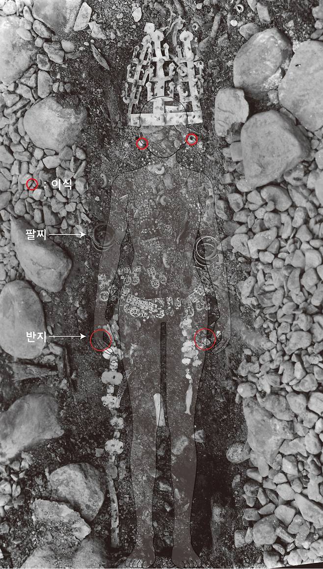 1920년대 돌무지덧널무덤인 경주 서봉총 묘실 발굴 당시 모습. 머리 부분의 금관과 귀, 목, 가슴, 손 부위의 장신구들이 정연하게 놓여 있는 모습이다. 심현철 교수 제공