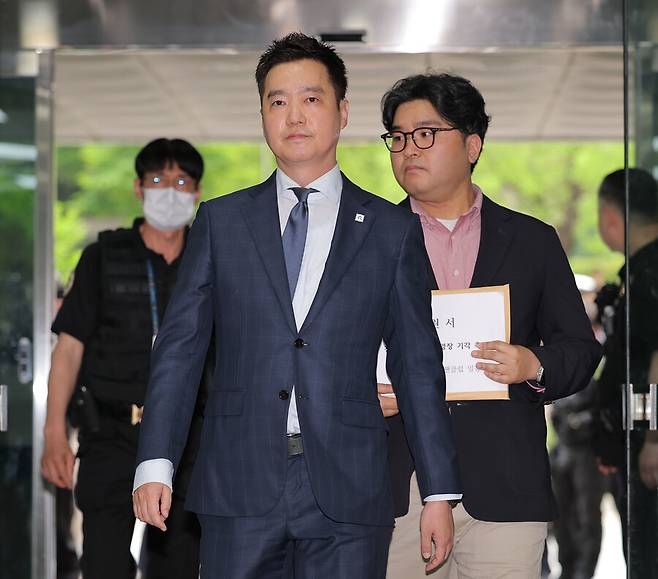 고 김새론의 사망 원인이 배우 김수현의 채무 압박 때문이라는 등 허위사실을 유포한 혐의를 받는 김세의 가로세로연구소 대표가 26일 서초구 서울중앙지방법원에서 열린 구속 전 피의자 심문(영장실질심사)에 출석하고 있다. 연합뉴스