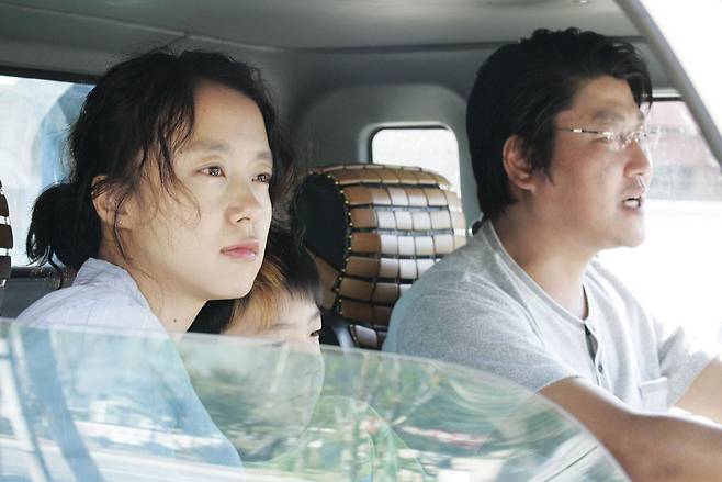 영화 '밀양'의 주인공 신애(왼쪽·전도연). 파인하우스필름 제공