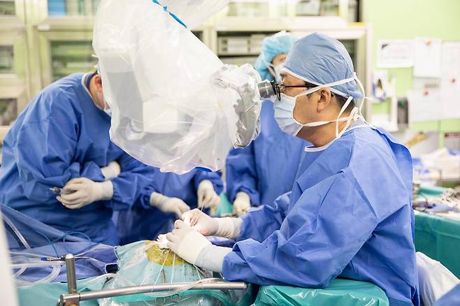 윤원기(오른쪽) 고려대 구로병원 뇌혈관센터장(신경외과 교수)이 뇌혈관 수술을 하고 있다. 고려대 구로병원 제공