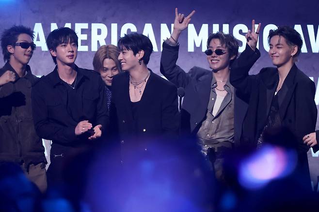 <yonhap photo-3610=""> South Korean boy band BTS accepts the Artist of the Year Award on stage during the American Music Awards at the MGM Grand Garden Arena in Las Vegas, Nevada on May 25, 2026. (Photo by VALERIE MACON / AFP) 사진제공=연합뉴스 </yonhap>