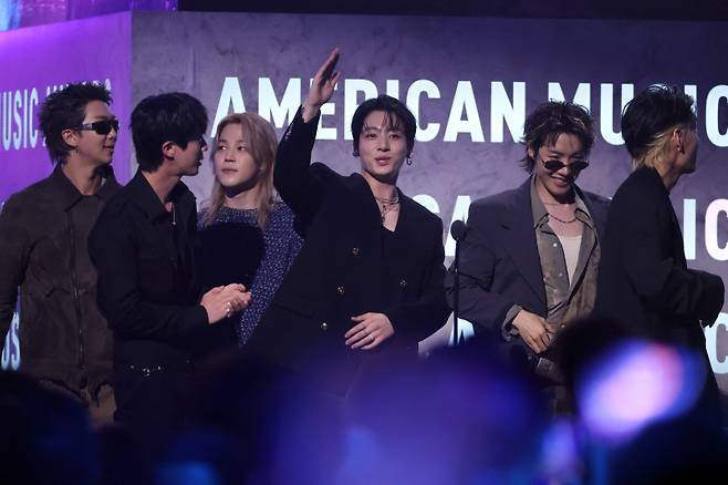 <yonhap photo-3617=""> South Korean boy band BTS accepts the Artist of the Year Award on stage during the American Music Awards at the MGM Grand Garden Arena in Las Vegas, Nevada on May 25, 2026. (Photo by VALERIE MACON / AFP) 사진제공=연합뉴스 </yonhap>