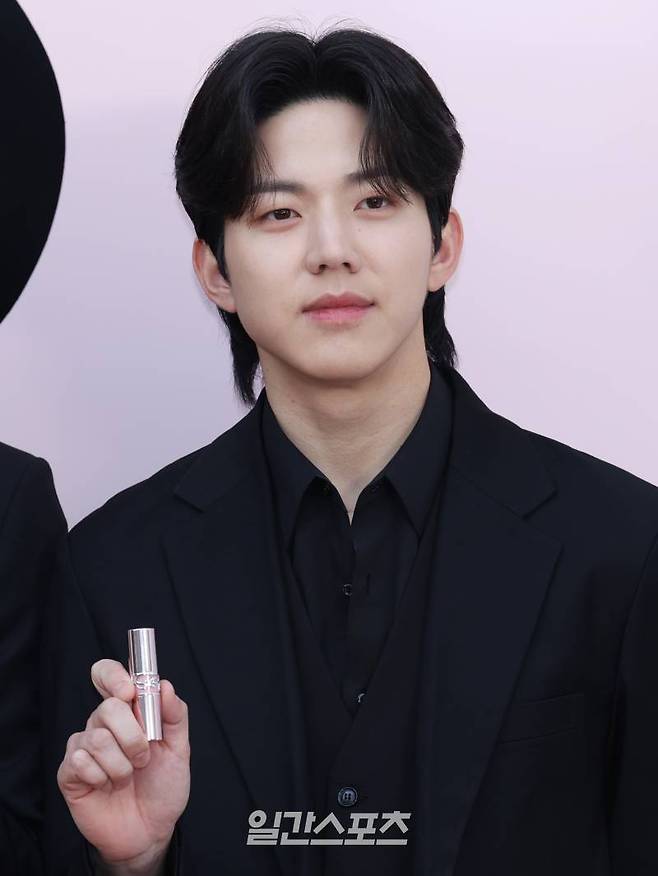 데이식스 도운이 24일 오후 서울 성동구 성수동에서 열린 한 뷰티 프랜드 포토콜 행사에 참석해 포즈를 취하고 있다. 성수=서병수 기자 qudtn@edaily.co.kr /2024.04.24/