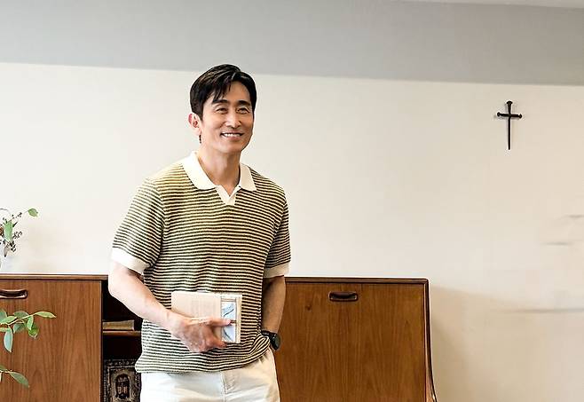 최근 다섯 번째 장편 소설 '우리 동네 도서관'을 출간한 작가 차인표. 사진 TKC픽처스