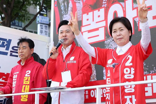 장동혁 국민의힘 대표가 22일 경기 안양시 범계사거리에서 시민들에게 양향자 경기도지사 후보 지지를 호소하고 있다. 사진 뉴스1