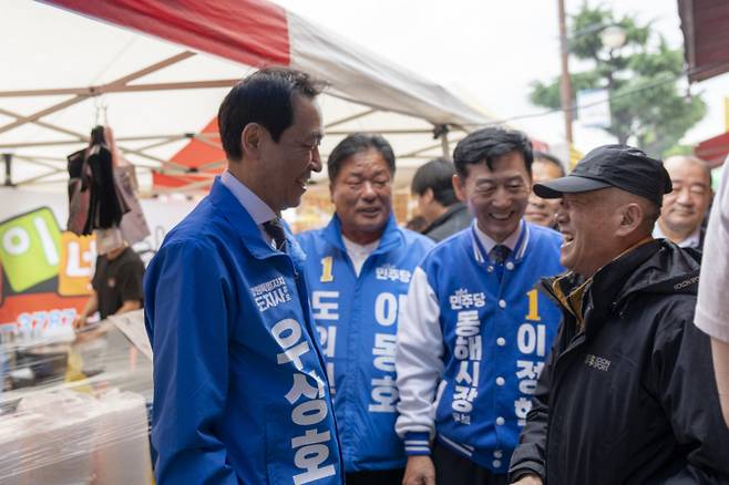 ▲ 우상호 더불어민주당 강원도지사 후보가 23일 동해 북평시장에서 시민들과 인사를 나누고 있다. 우상호 캠프 제공