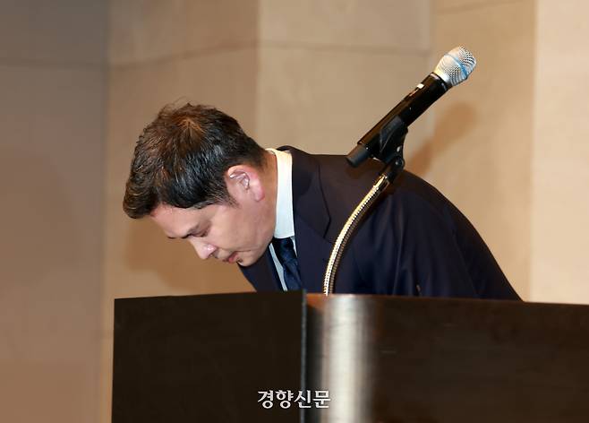 정용진 신세계그룹 회장이 26일 서울 강남구 조선팰리스 호텔에서 스타벅스의 ‘탱크데이’ 이벤트 논란과 관련해 대국민 사과를 하고 있다. 정지윤 선임기자