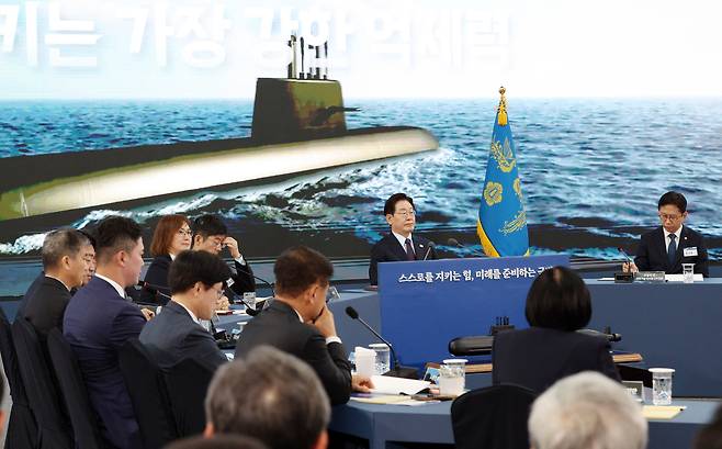 이재명 대통령이 26일 경남 창원시 진해구에서 열린 제1회 미래국방전략위원회에서 안규백 국방부 장관의 핵추진잠수함 개발 기본계획 보고를 듣고 있다. 연합뉴스