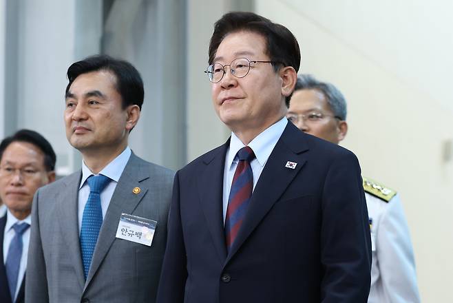 이재명 대통령이 26일 경남 창원시 진해구에서 열린 제1회 미래국방전략위원회에 안규백 국방부 장관과 입장하고 있다. 연합뉴스