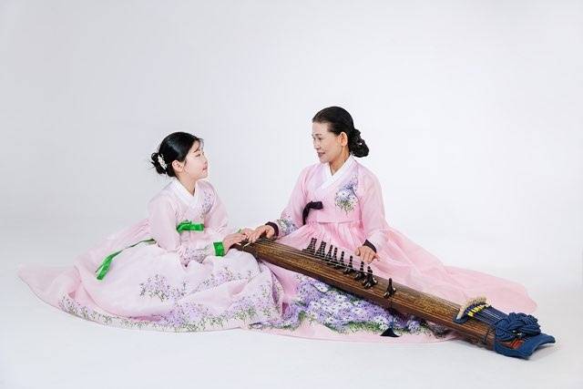 가야금병창 성전 문명자 선생과 제자 김해영 양이 따뜻한 시선으로 마주보고 있다. / 사진=본인 제공