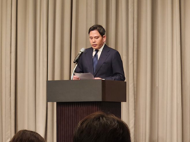 정용진 신세계그룹 회장이 사과문을 낭독하기 전에 눈을 질끈 감고 있다. <박윤예 기자>