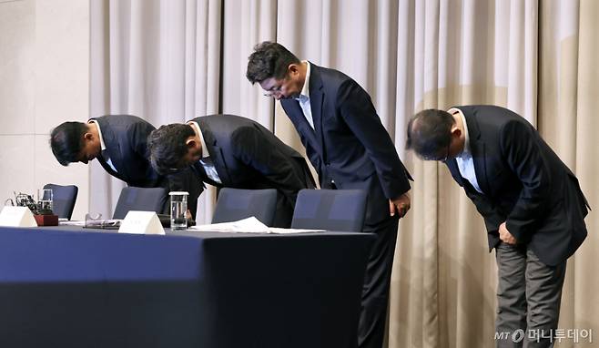 (서울=뉴스1) 구윤성 기자 = 전상진 경영총괄 부사장 등 신세계그룹 임원들이 26일 서울 강남구 조선팰리스 호텔에서 스타벅스 '탱크데이' 논란 관련 내부 진상조사 결과 발표를 마친 뒤 사과하고 있다. 왼쪽부터 신세계그룹 이규봉 경영지원총괄 전무, 전상진 부사장, 김수완 대외협력본부장 부사장, 양종환 감사팀장 상무. 2026.5.26/뉴스1 Copyright (C) 뉴스1. All rights reserved. 무단 전재 및 재배포, AI학습 이용 금지. /사진=(서울=뉴스1) 구윤성 기자