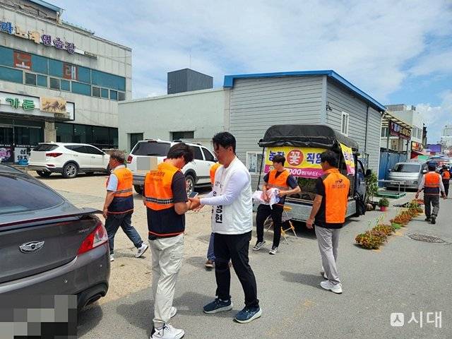 이정현 무소속 의성군의원 후보가 지역주민들과 악수를 나누고 있다./사진=황재윤 기자