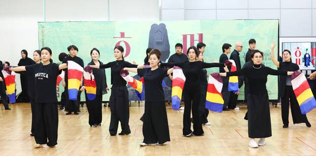 지난 19일 오후 서울 중구 국립극장 뜰아래연습장에서 열린 국립창극단 신작 ‘효명’ 연습실 공개에서 출연진이 군무를 연습하고 있다. 연합뉴스