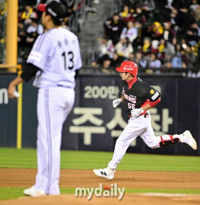 2026년 4월 1일 오후 서울 잠실구장에서 '2026 신한 SOL KBO리그' KIA 타이거즈와 LG 트윈스의 경기. KIA 오선우가 5회초 선두타자 홈런을 친 뒤 그라운드를 돌고 있다./마이데일리